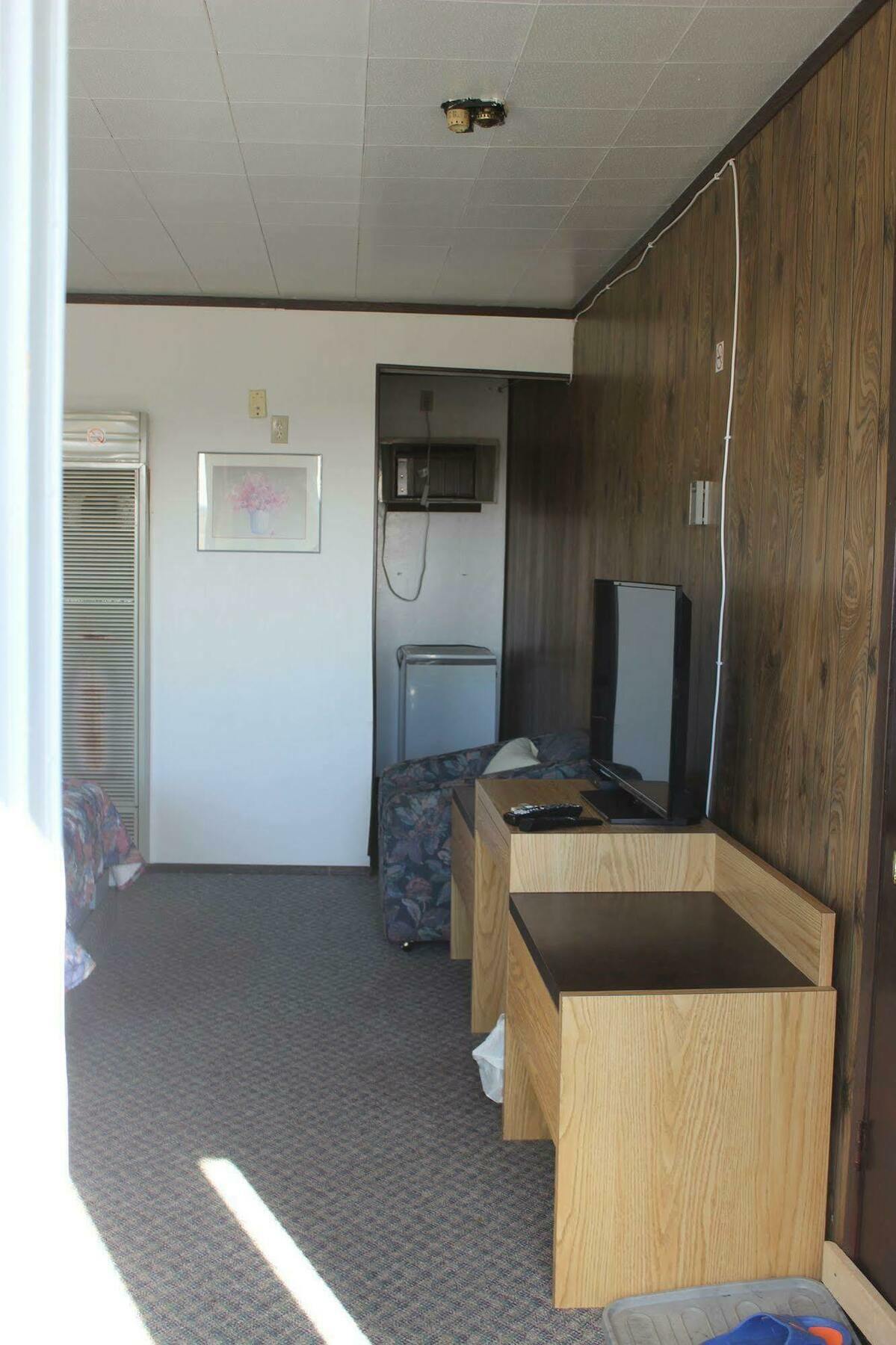 Raval Paradise Motel And Rv Park Youngstown Exterior photo